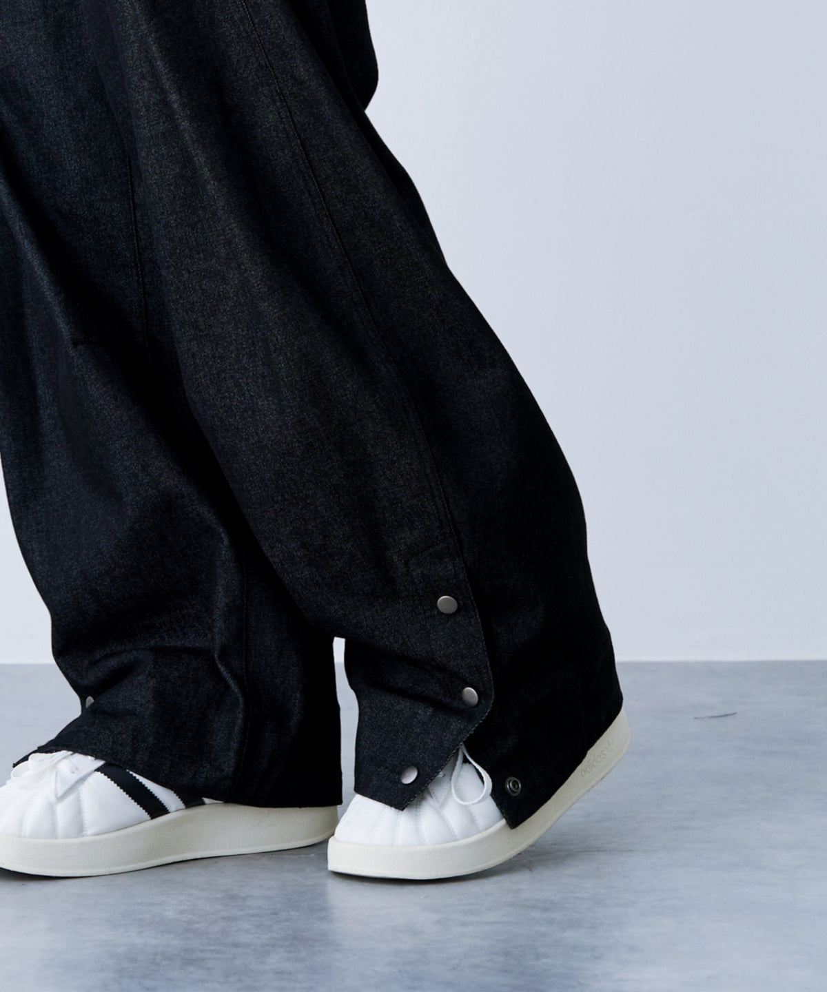 【一部予約】DENIM CURVE PANTS
